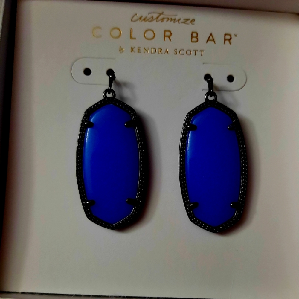 NWT Beautiful Kendra Scott glow earrings